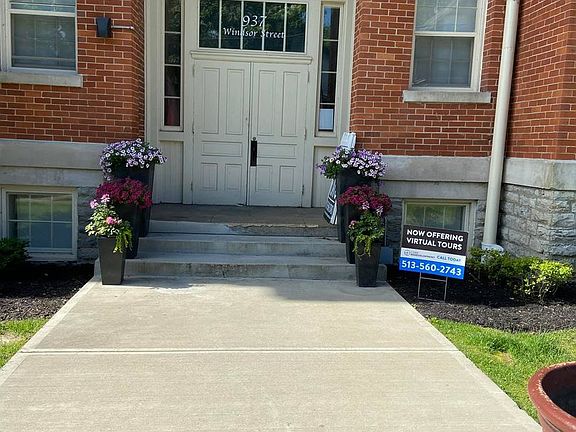 2nd image of 937 Windsor St APT 402