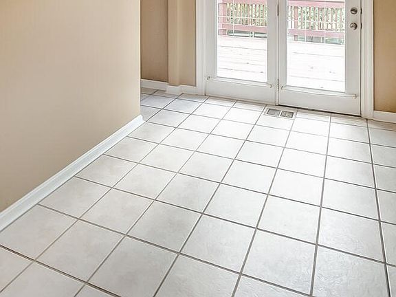 3rd image of 10131 Breezy Ln