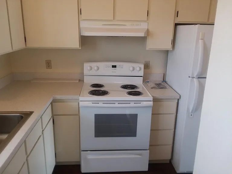 415 Dela Vina Ave #F — Photo 10