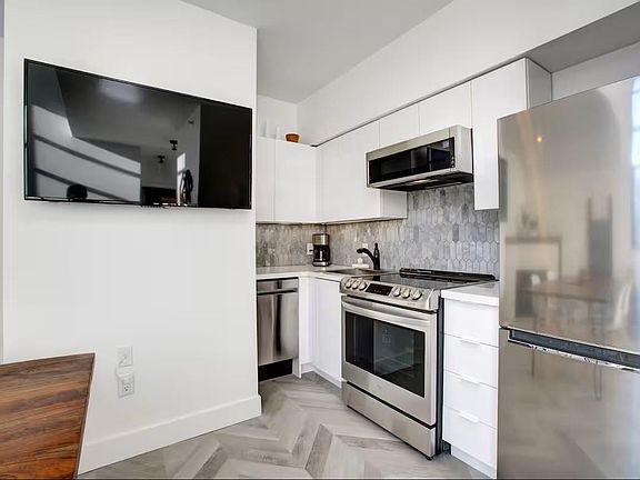 5th image of 4369 Main St #501