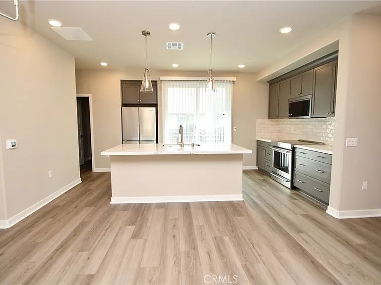 1487 Skyline Ln — Photo 8