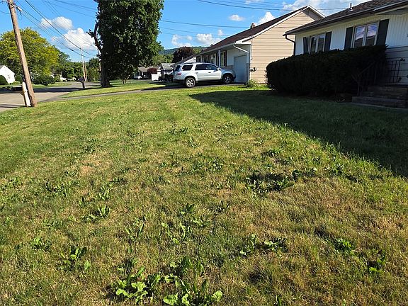 3rd image of 17 Crestview Dr W