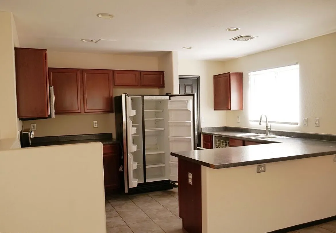 4 bed, 2222 sqft, $650 — Photo 4