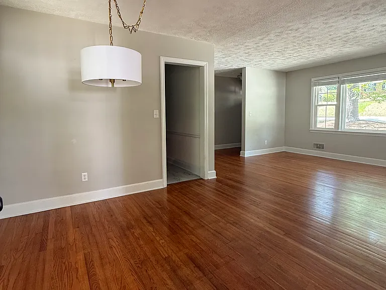 2526 Huntington Rd — Photo 2