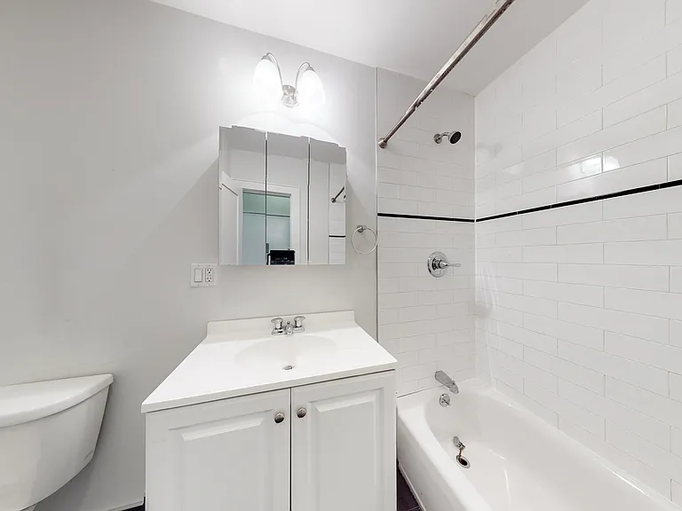 661 Henry St #3R — Photo 5