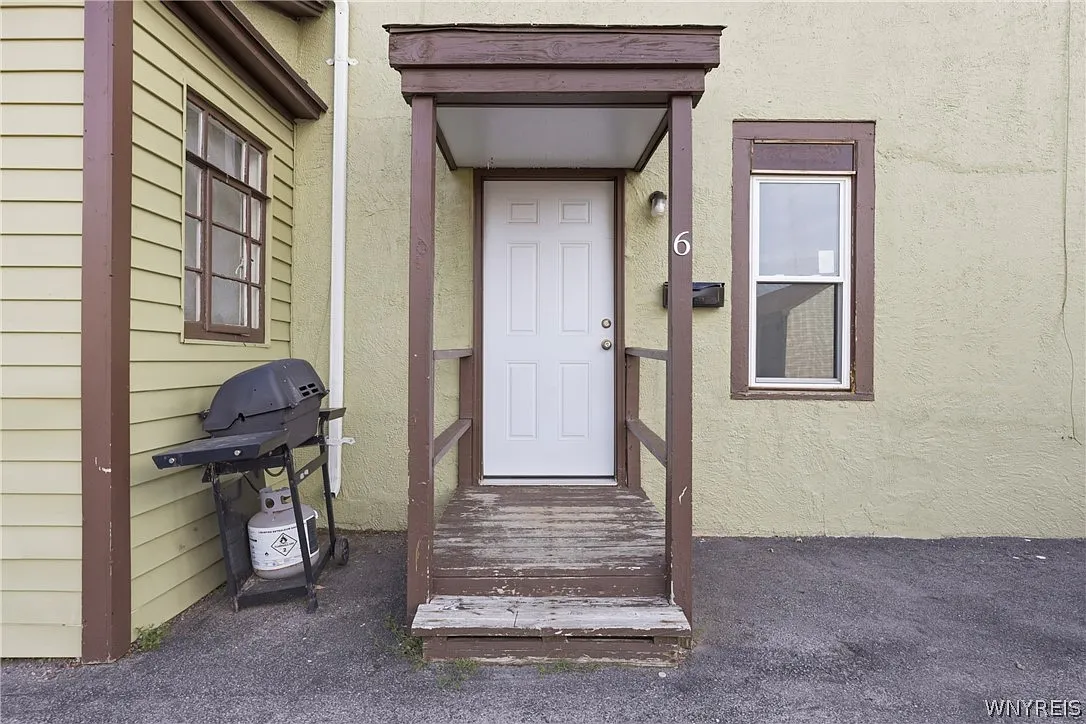3 bed, 1.0 bath, 1200 sqft, $1,300 — Photo 2