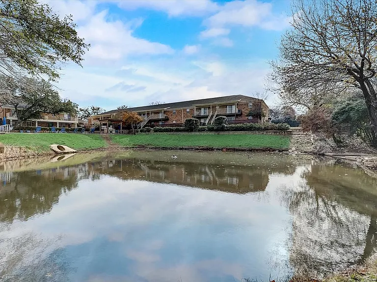 WatersEdge Denton Apartments — Photo 26