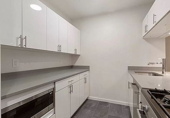 4th image of 300 E 46th St #9C