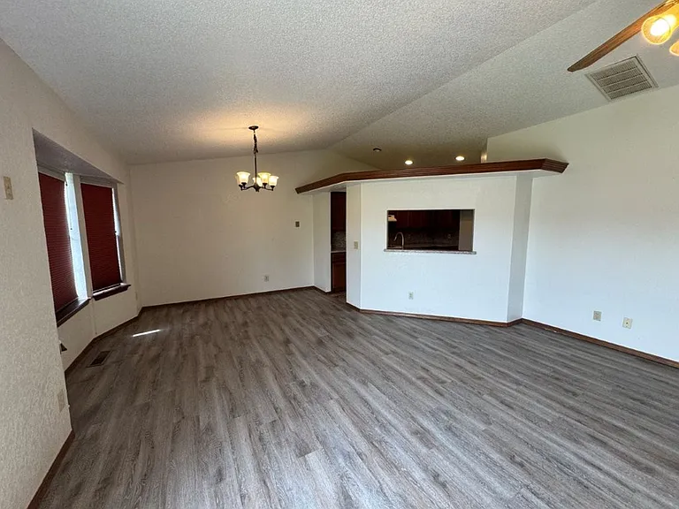 8401 Woodhue Dr — Photo 4