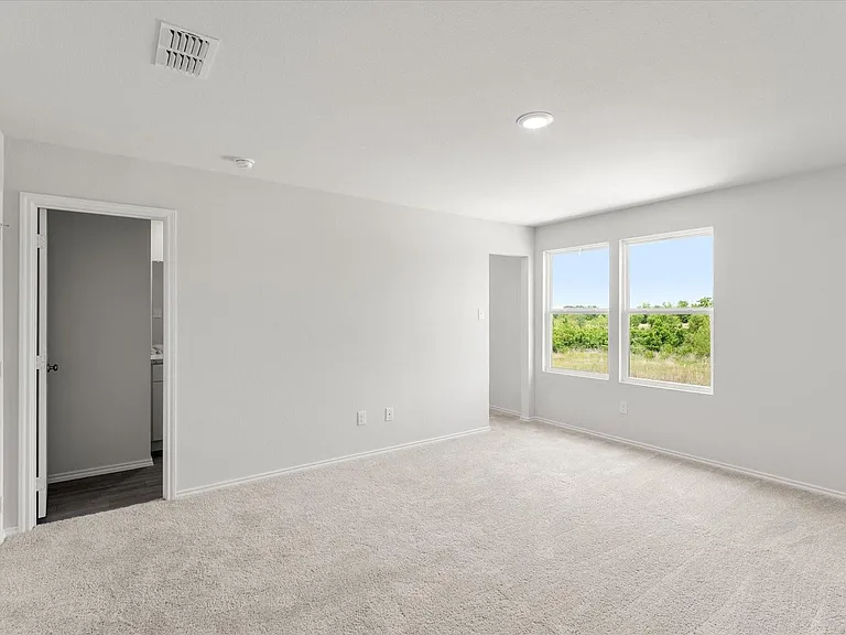 303 Victory Dr — Photo 4