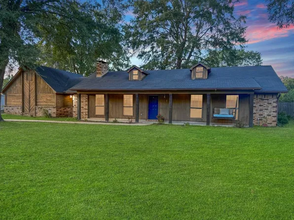 6108 Pebble Brook Dr, Texarkana, TX 75503