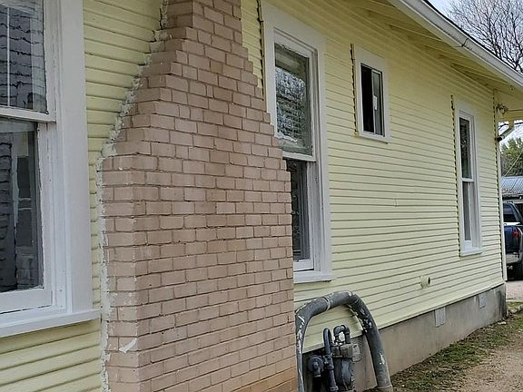 3rd image of 823 Steves Ave