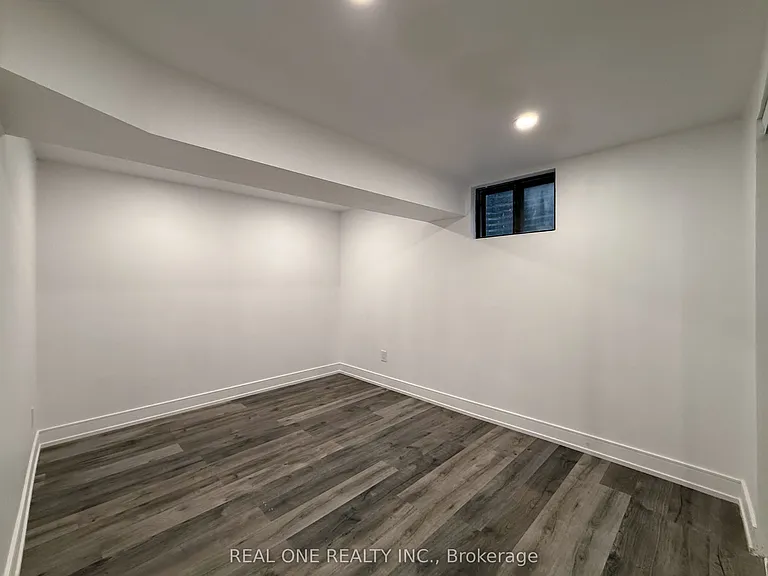 3421 Ellengale Dr W #LOWER — Photo 11