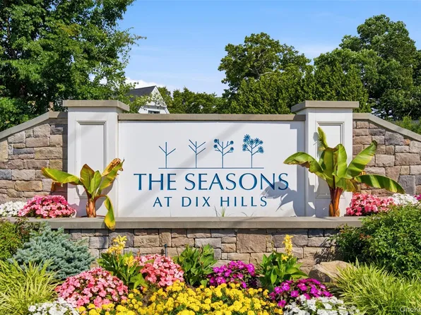 28 Seasons Way, Dix Hills, NY 11746