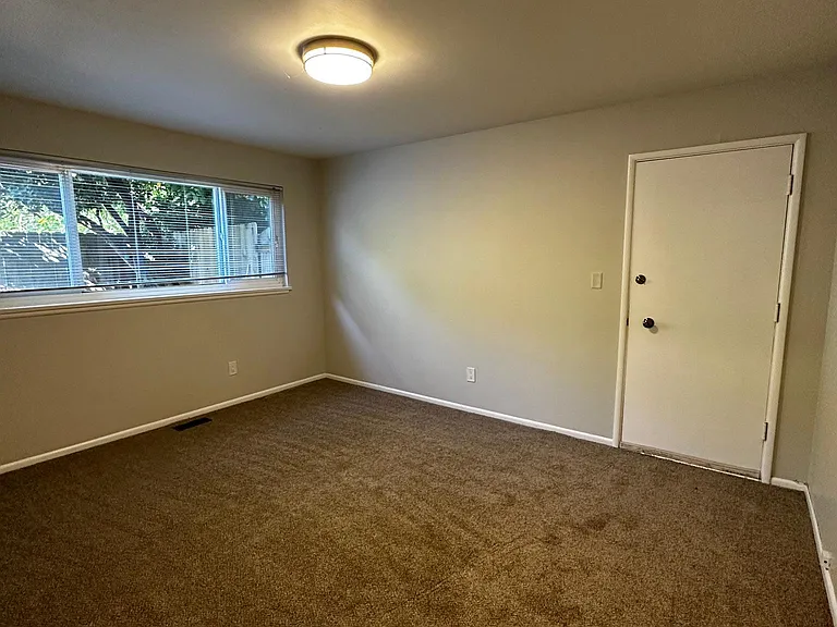 4200 NE 50th St #4200 — Photo 3