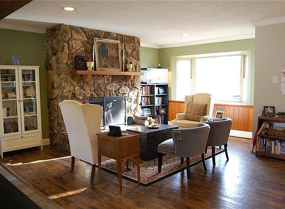 3rd image of 303 N Weatherred Dr