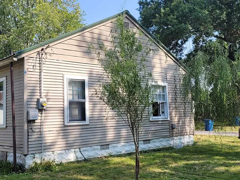 2504 Herbert St — Photo 2