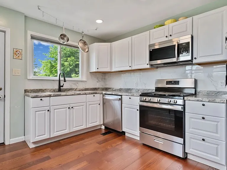 637 Bigelow St — Photo 2