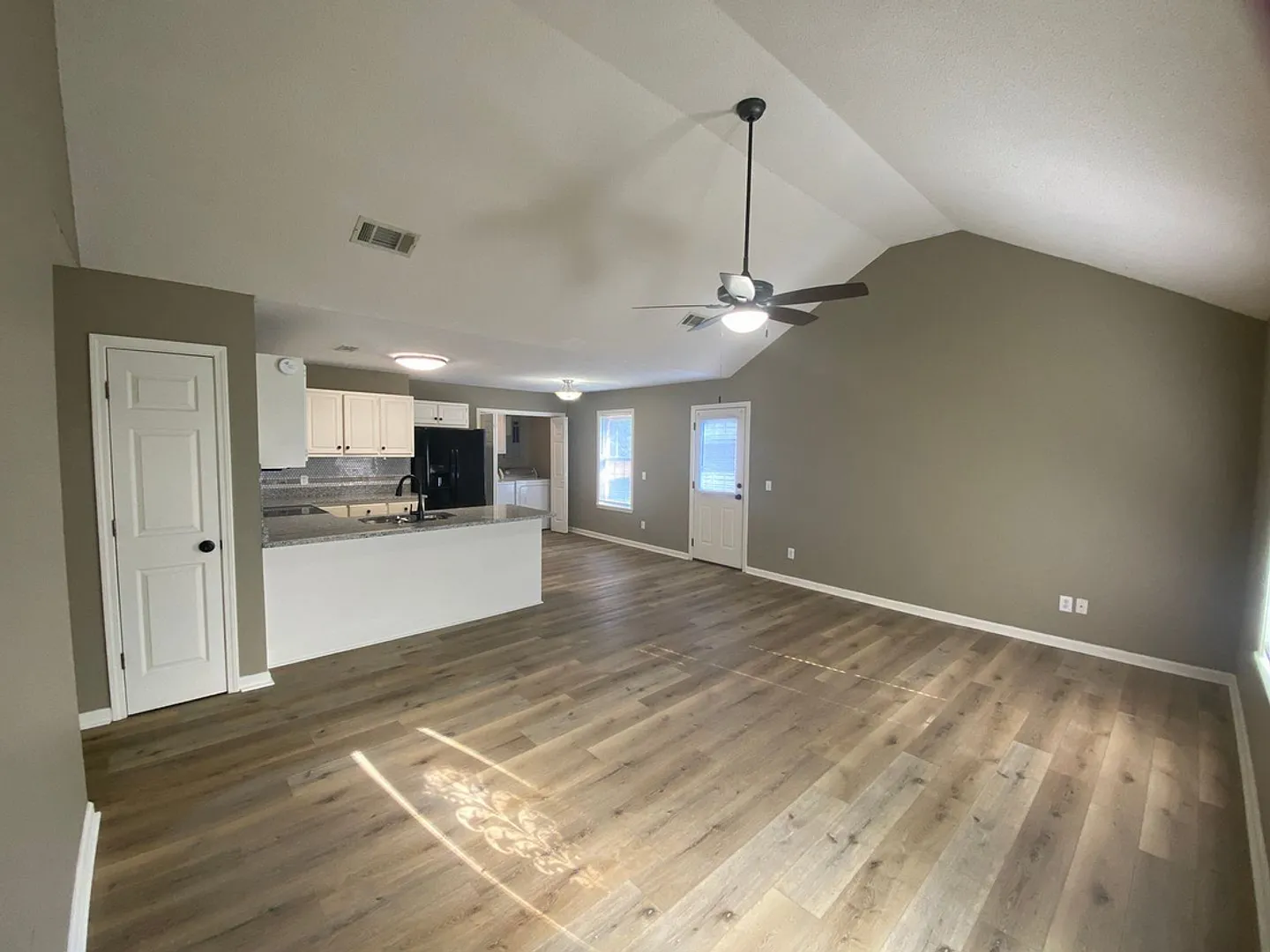 3 BR/3BA — Photo 3