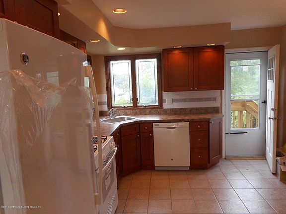 4th image of 99 Grimsby St