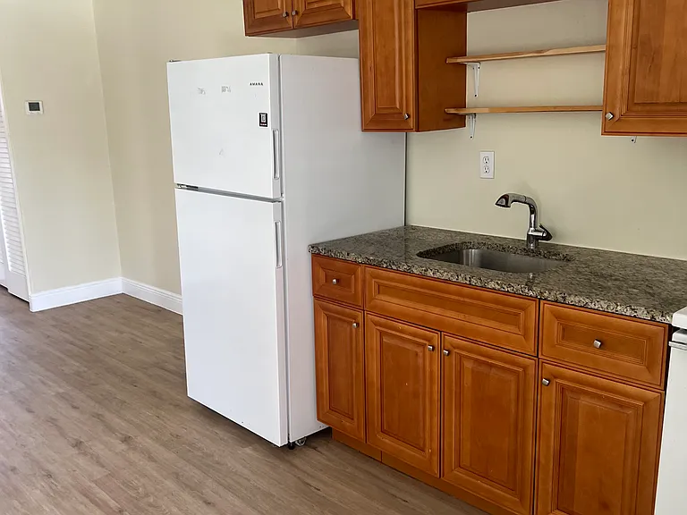 615 NE 8th St #17 — Photo 3