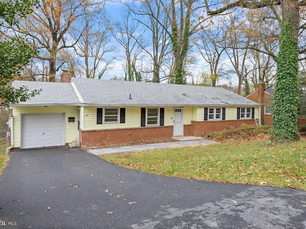 26 Lakeside Dr, Greenbelt, MD 20770