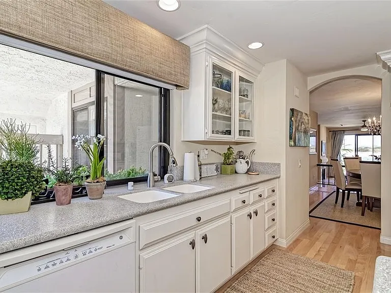 11 Kingston Ct E — Photo 3