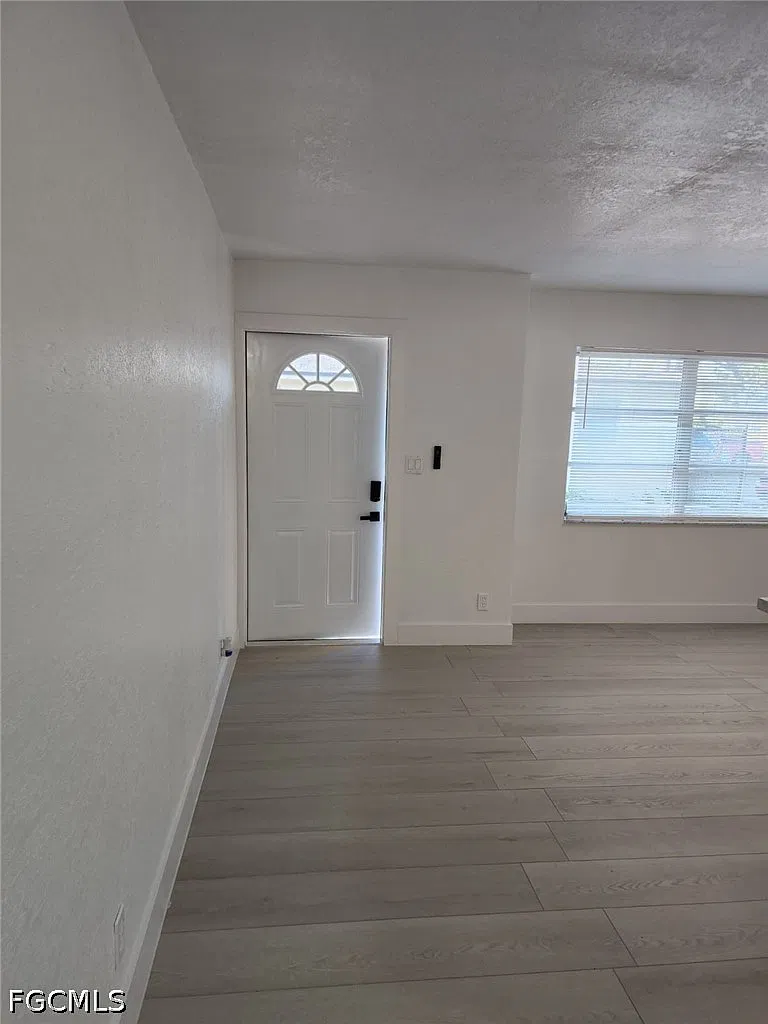2 bed, 1.0 bath, 3072 sqft, $1,300 — Photo 2