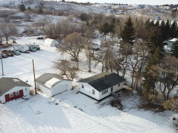 2616 Valley St, Minot, ND 58701
