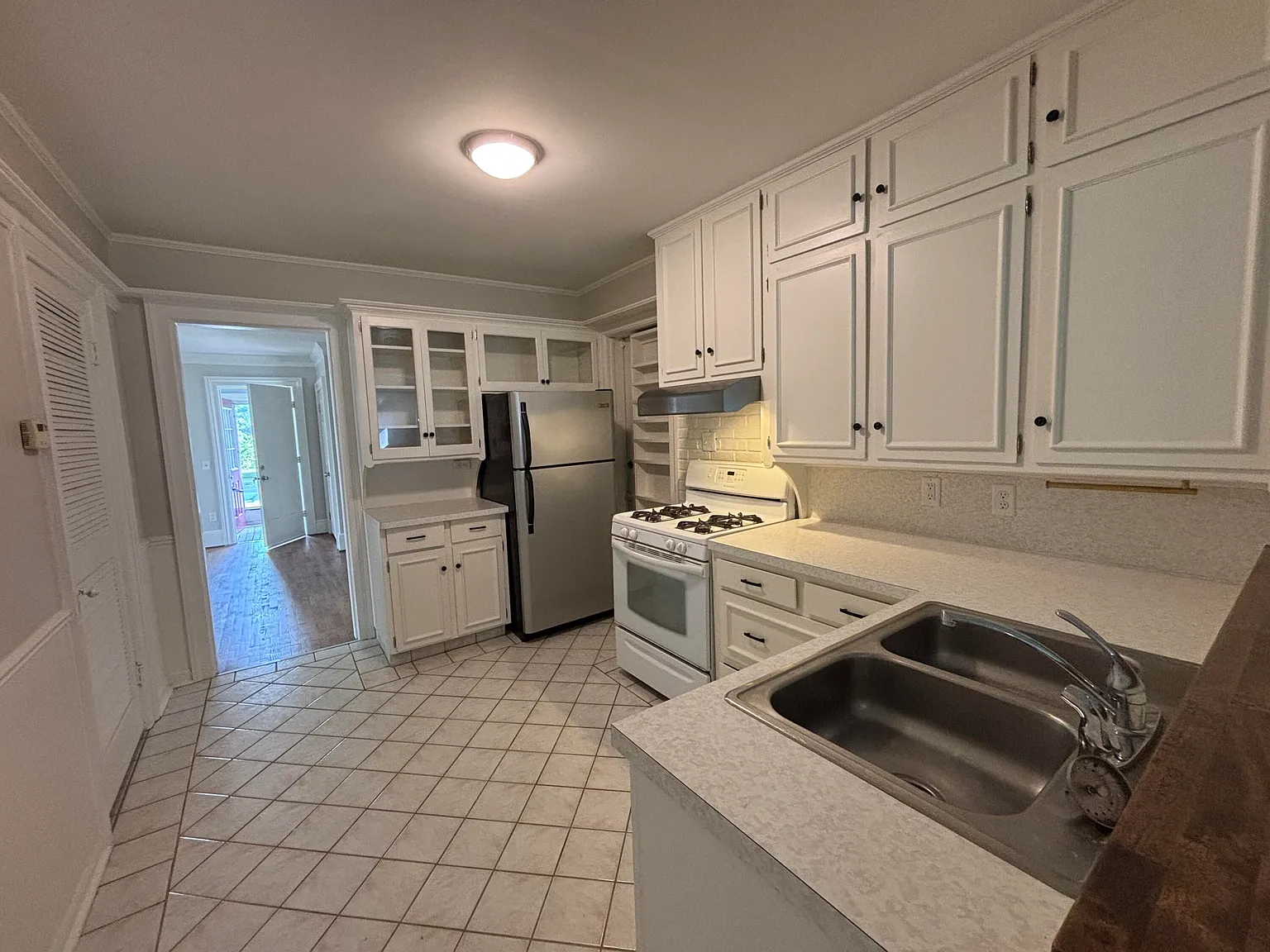 1 bed, 1.5 bath, 2750 sqft, $1,150 — Photo 3