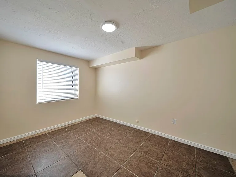 2255 W Red Robin Rd — Photo 13