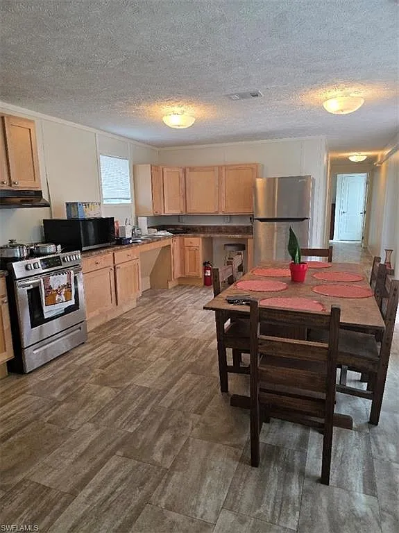 3 bed, 2.0 bath, 949 sqft, $1,400 — Photo 3