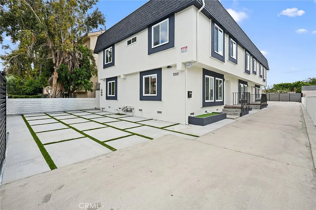 3 bed, 2.5 bath, 1360 sqft, $3,495 — Photo 2