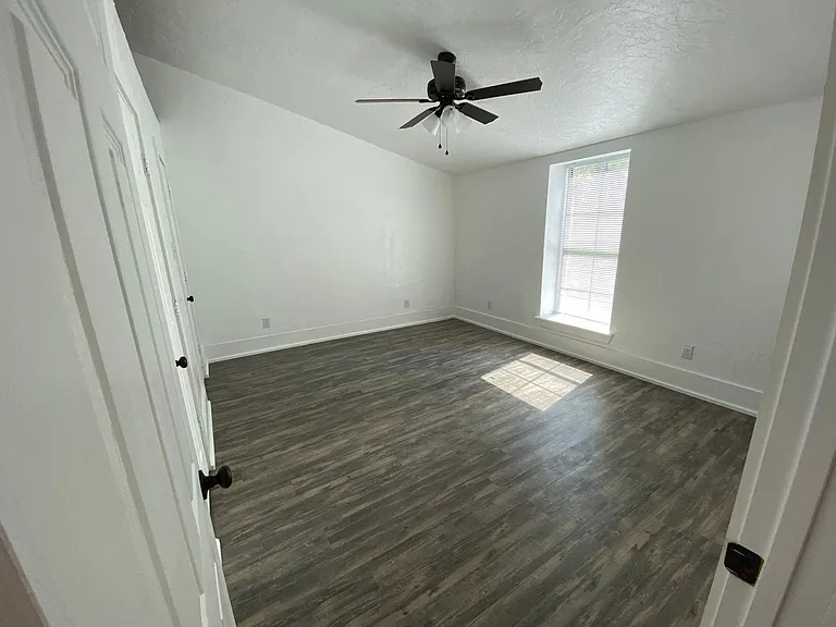 1206 E Rusk St — Photo 6