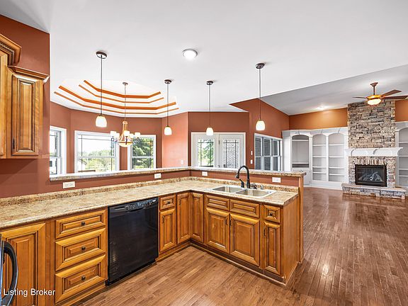 3rd image of 596 Meadowcrest Dr