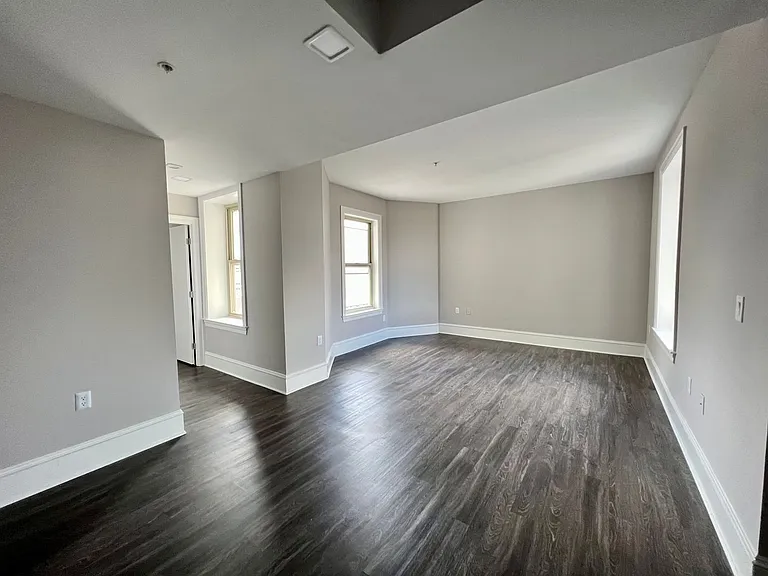 306 W Franklin — Photo 17