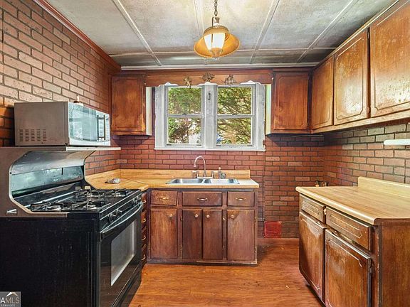 5th image of 31 Elm St