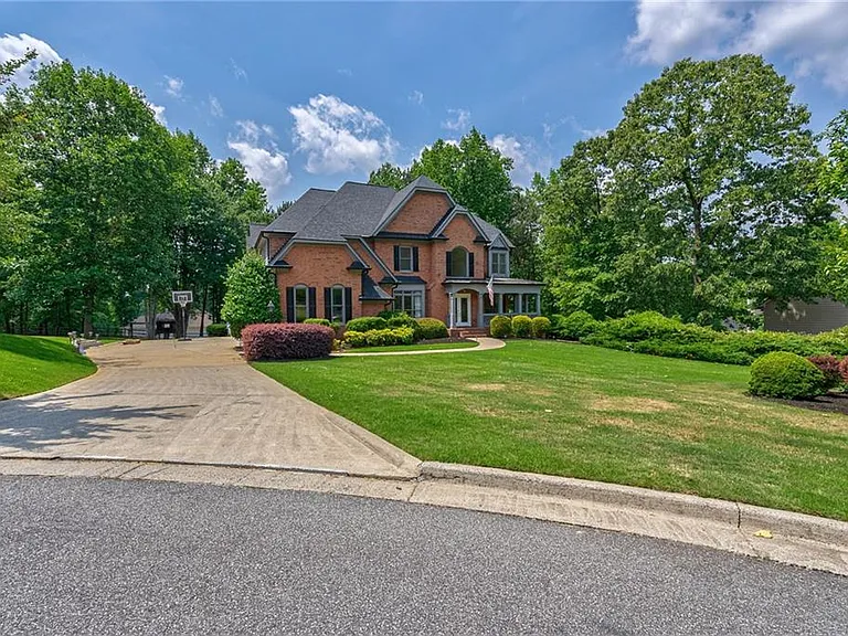 168 Highgrove Dr — Photo 2