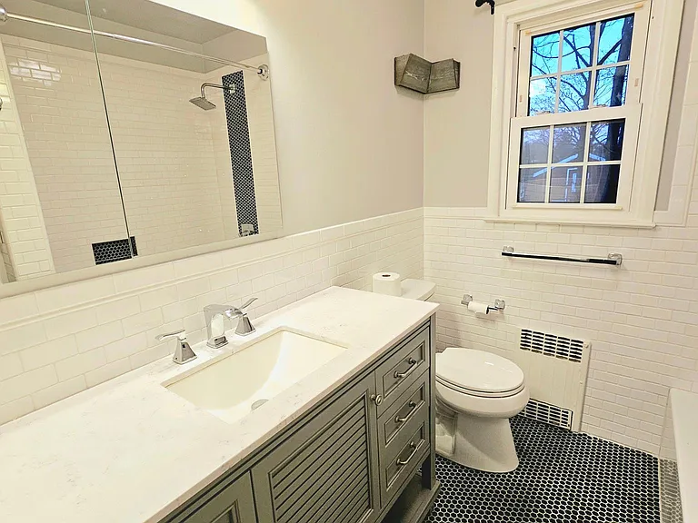 Lincoln Ave — Photo 1