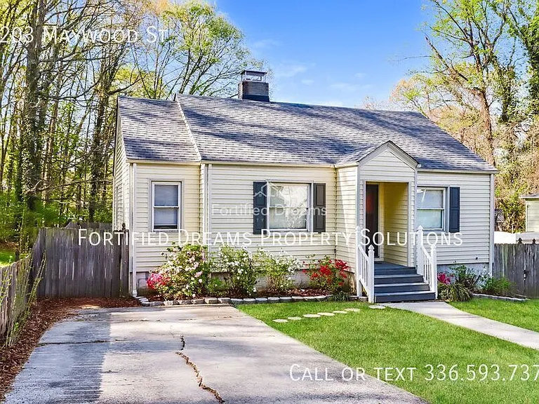 2203 Maywood St — Photo 3