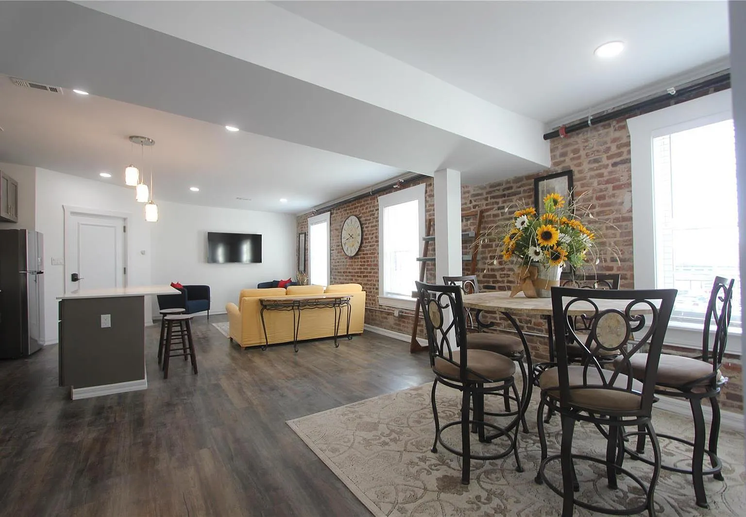 1 bed, 740 sqft, $1,300 — Photo 1