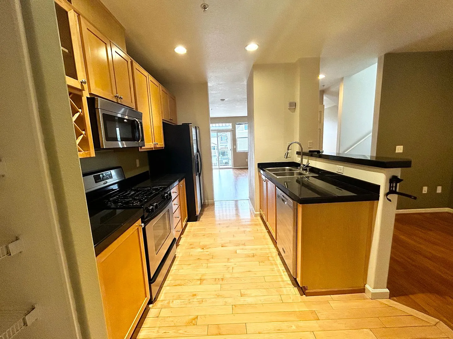 Beautiful, Spacious 3bd Home In Beaverton! $200 Off First Month's Rent! — Photo 4