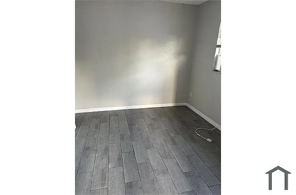 Building Photo - 2169 Oakley Ave S