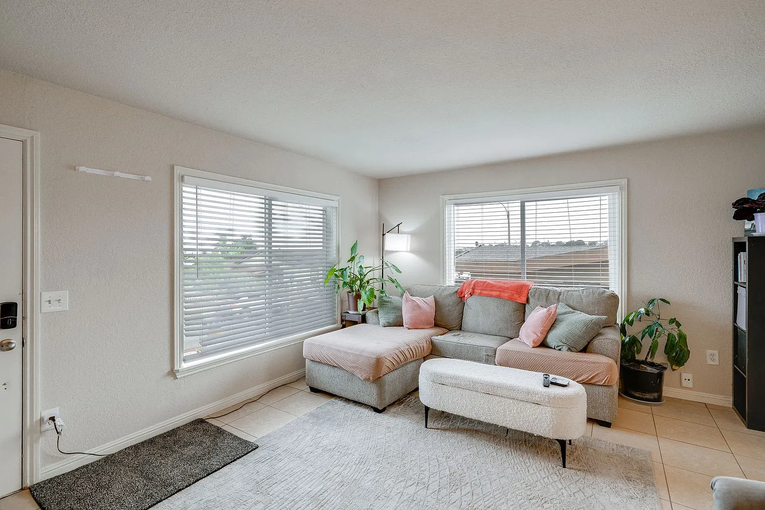 3 bed, 2.0 bath, 1194 sqft, $6,617 — Photo 4
