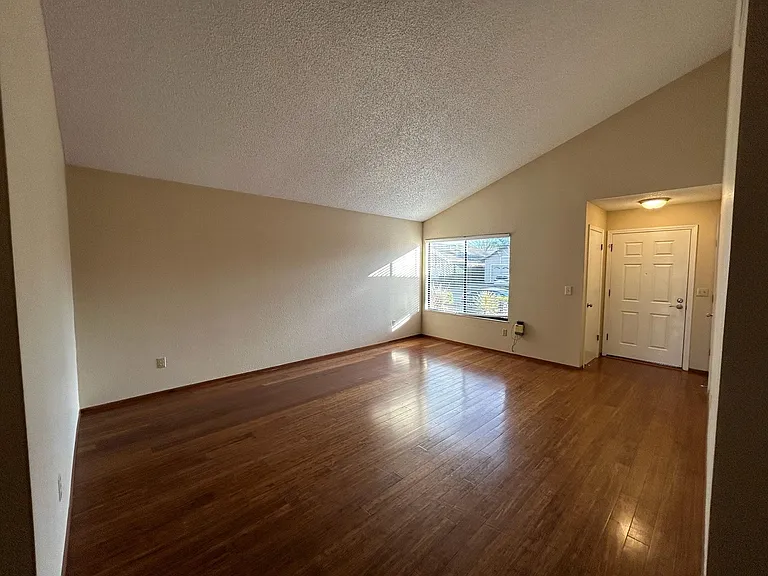 1520 Mary Pl — Photo 5
