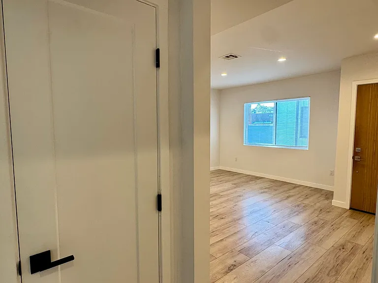 1319 S St. Andrews Pl — Photo 8