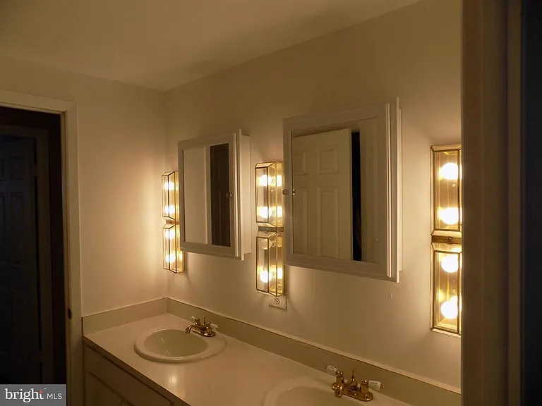702 Towne Center Dr — Photo 37