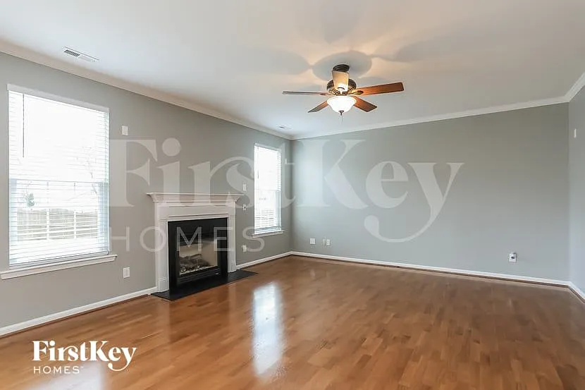 5 bed, 2.5 bath, 2761 sqft, $2,485 — Photo 3