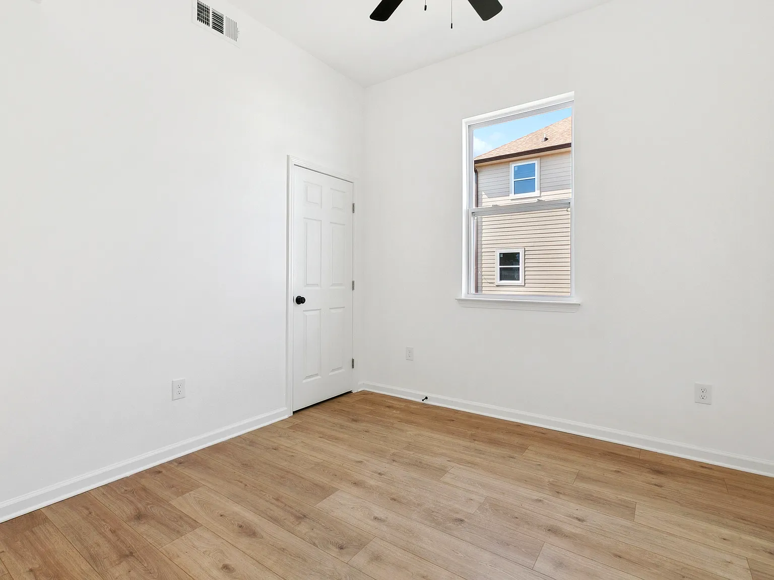 2 bed, 1.5 bath, 900 sqft, $1,626 — Photo 4