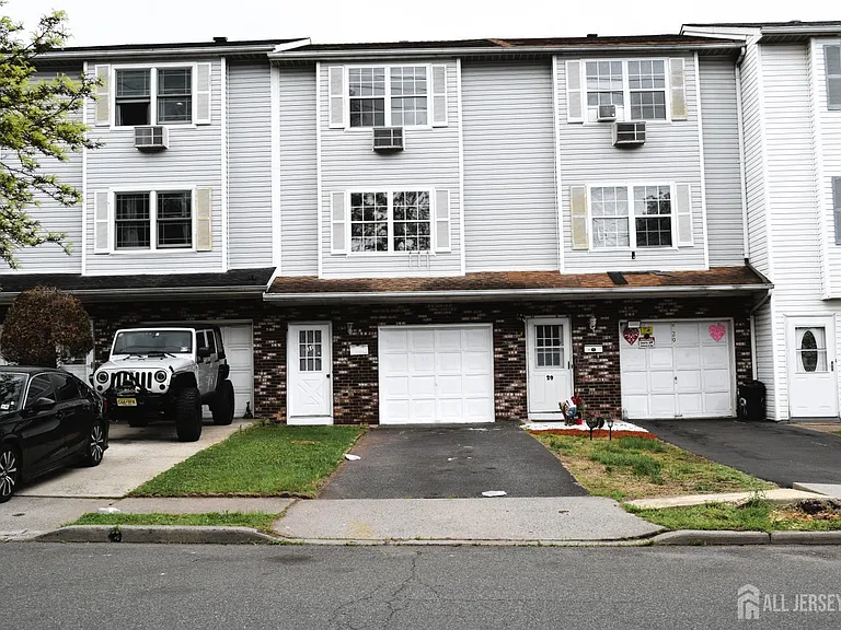 31 Larch St — Photo 1